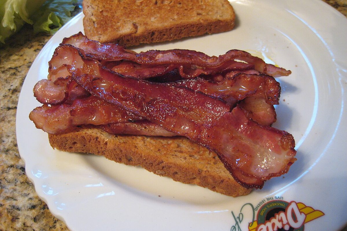 Cooked slices of bacon on a plate