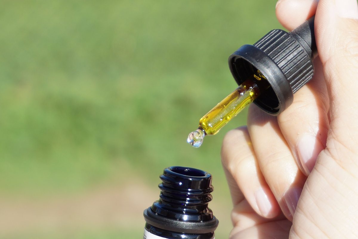 Flacon d&rsquo;huile de CBD avec pipette