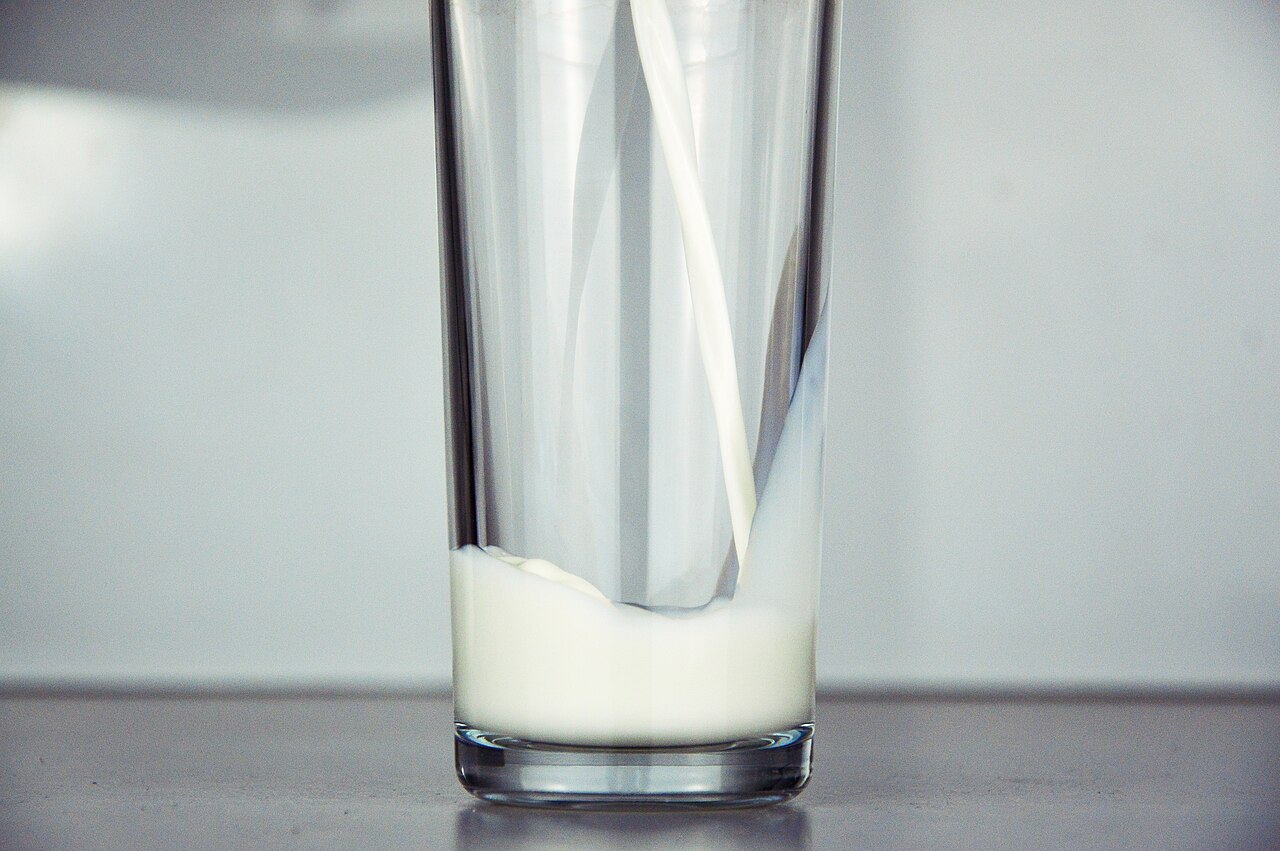 Un verre que l'on remplit de lait