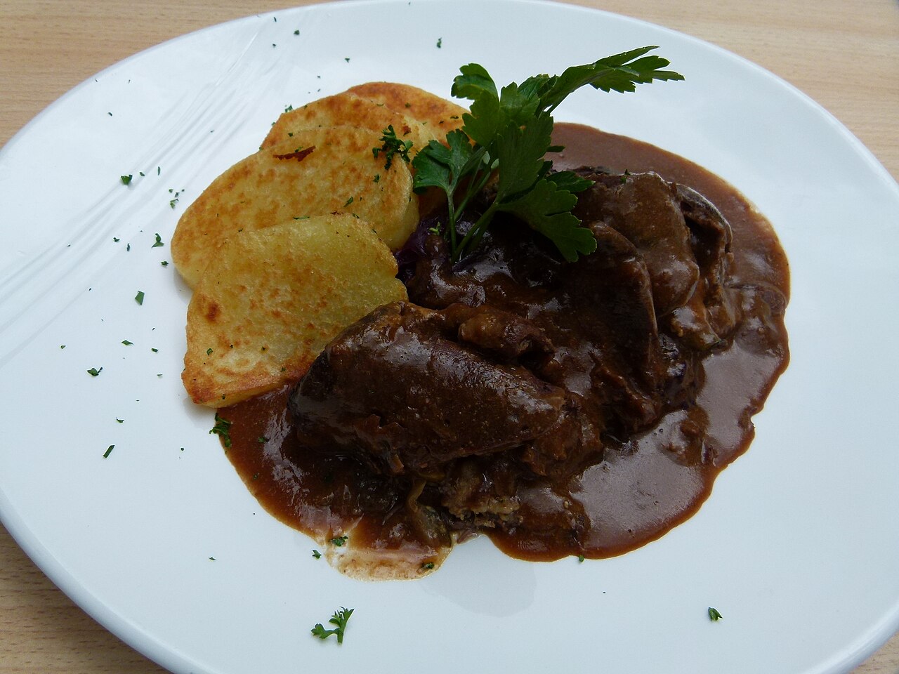 Roulade de viande en sauce dans une assiette