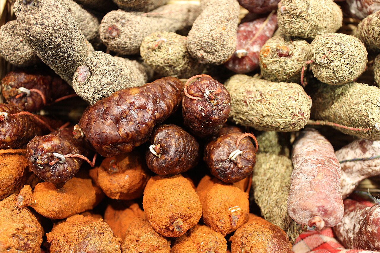 Saucissons secs sur un étal