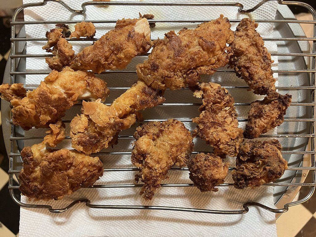 Lanières de poulet panées et frites sur une grille